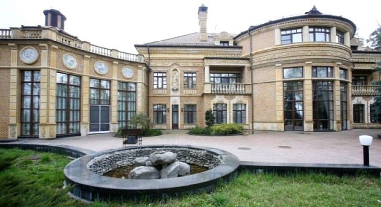 Governmental residence in Koncha-Zaspa, Kyiv region, 2003